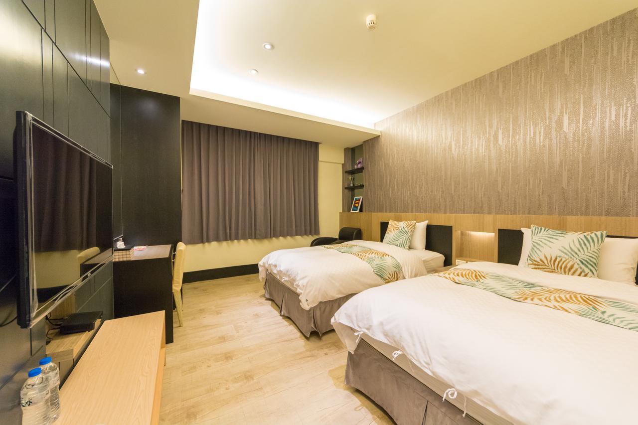 W Hostel Tainan Buitenkant foto